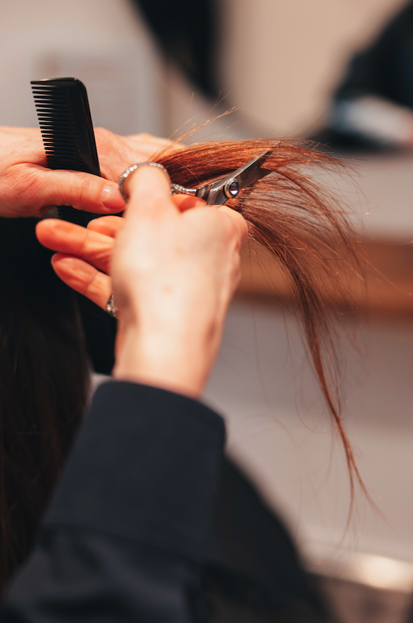 coupe de cheveux ciseaux